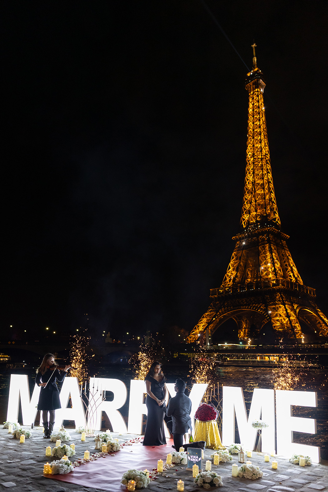 Крупный план лица женщины, смесь шока и зарождающейся радости, когда она снимает шелковую маску. На заднем плане едва различима обстановка для предложения.